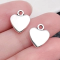 Paar gepolijste zilveren holle hartbedeltjes op vingertoppen voor DIY-sieraden maken - Antiek Zilveren Hart (13338)