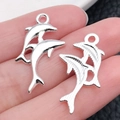 Colgante de delfín en plata pulida con reverso texturizado para joyería artesanal - Dos Delfines Plata Brillante (20686)