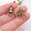 Colgante de araña de bronce para joyas DIY mostrado en la mano para el tamaño - Estilo de Araña (20101) / 1 Pieza (14x17mm) / Bronce Antiguo