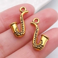 Par de colgantes de saxofón dorado vintage en aleación para pulseras musicales - Saxofón (20892)