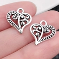 Zilveren hartvormige hangers met retropatronen voor het maken van DIY-sieraden - Antiek Zilveren Opengewerkt Hart (13340)