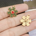 Weihnachts-Schneeflocken-Anhänger aus Gold mit roter und grüner Emaille und Strass - Grüne Emaille Weihnachtsschneeflocke / 16x21mm