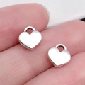 Zilveren hartbedeltjes van legering voor DIY sieraden, getoond op vinger voor de maat - Antiek Zilveren Klein Hartje (13341)