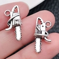 Juego de dos dijes de motosierra de plata vintage para joyería DIY y collares - Motosierra de Plata Antigua (15483)
