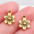 Gouden bloembedels van legering voor DIY-kettingen, detailweergave op de vinger - Antique Gold Flower (12x9mm)