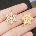 Goldene und weiße Emaille-Schneeflocken-DIY-Anhänger für Schmuck in der Hand gehalten - Weiße Emaille Sechseckige Weihnachts-Schneeflocke / 19x24mm