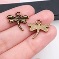 Colgante de libélula en bronce antiguo para joyería DIY con alas detalladas y dorso mate - Estilo Libélula Bronce Antiguo (20147) / 16.6x15mm