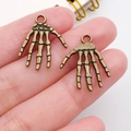 Set de 2 colgantes de mano de esqueleto de bronce para joyas y artesanía de Halloween - Estilo de Mano de Esqueleto (20107) / 1 Pieza/Paquete (17x21mm) / Bronce Antiguo