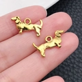 Goldene Dackel-Anhänger aus Legierung für DIY-Schmuckherstellung im 2er-Set - Antikgold Langgestreckter Hund (20563)