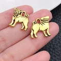 Goldener Mops Anhänger für DIY Schmuck, kleiner Metall Hund Anhänger für Halsketten - Antikgold Mops (20564)