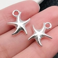 Colgantes de estrella de mar plateados para joyas DIY mostrados en la punta del dedo - Estrella de Mar Océano Plata Brillante (20694)