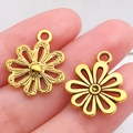 Gouden bloemhangers voor DIY sieraden maken, getoond op vingers voor de schaal - Antique Gold Hollow Flower (19x17mm)