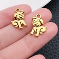 Zwei goldene Hunde-Anhänger aus Legierung für DIY-Schmuck auf den Fingern - Antikgold Lächelnder Hund (20566)