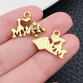Goldener Hunde-Anhänger mit I Love My Dog Gravur für DIY Schmuckherstellung zwischen Fingern - Antikgold I Love My Dog (20567)