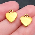 Twee gouden hartvormige bedeltjes van legering met oogje voor DIY sieraden maken - Antiek Gouden Hart (19987)
