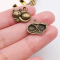 Colgantes de gato en bronce antiguo para bisutería DIY y llaveros hechos a mano con estilo - Gato Enroscado (20615) / 1 Pieza (12x14mm) / Bronce Antiguo