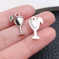 Retro zilveren cocktailglas hanger voor doe-het-zelf sieraden en sleutelhangers - Wijnglas (12143)