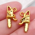 Mini dijes de motosierra dorados de aleación para collares DIY con escala de tamaño - Motosierra de Herramienta Oro Antiguo (20392)