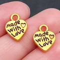 Gouden hartvormige hanger van legering met Made With Love gravure op vingers - Antiek Gouden Made With Love Hart (19993)