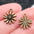 Vintage bronzen madeliefje hanger van legering voor DIY sieraden maken en hobby - Antique Bronze Flower (14x12mm)