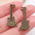 Colgante de guitarra en bronce retro con notas musicales y reverso texturizado - Guitarra (20904)