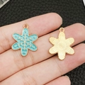 DIY Weihnachts-Schneeflockenanhänger in Hellblau und Goldoptik für Schmuckherstellung - Seeblau Emaille Weihnachts-Schneeflocke / 19x24mm