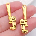 Colgantes miniatura de llave de tubo en aleación dorada para joyería DIY y llaveros - Dije de Herramienta de Oro Antiguo (20397)