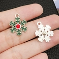 Grüner Emaille-Schneeflocken-Anhänger mit rotem Strassstein, präsentiert auf dem Finger - Grüne Emaille Glänzendes Silber Weihnachten Schneeflocke / 17x22mm