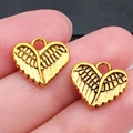 Gouden hartvleugel hangers voor DIY-sieraden, getoond op vingertoppen voor maat - Antiek Gouden Hart Vleugels (19999)