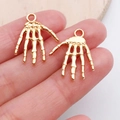 Colgantes dorados con forma de mano de esqueleto para crear joyas de Halloween - Mano de esqueleto de Halloween (20071) / 1 Pieza/Paquete (17x21mm) / Oro KC