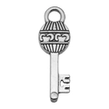 Colgante de llave vintage plateado con patrones grabados para manualidades y joyería - Llave de Plata Envejecida (11282)