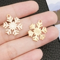 DIY Schneeflocken-Anhänger aus Gold und weißer Emaille, auf der Fingerspitze gezeigt - Weiße KC Gold Emaille Weihnachten Schneeflocke / 18x22mm