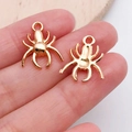Par de pequeños colgantes de araña dorados para joyas DIY sostenidos en la mano - Araña de Halloween (20072) / 1 Pieza (14x17mm) / Oro KC