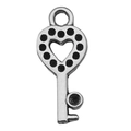Colgante de llave en forma de corazón plateado con detalles negros para bisutería DIY - Llave de Corazón Plata Antigua (15566)