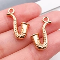 Colgantes de saxofón dorado de aleación para pulseras mostrados en la mano - Saxofón (20929)