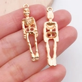 Colgante de esqueleto en acabado oro rosa para bisutería DIY con detalles metálicos - Esqueleto de Halloween (20074) / 1 Unidad (9x39mm) / Oro KC