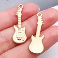 Colgante de guitarra eléctrica dorada con detalles para creación de joyas caseras - Guitarra (20930)