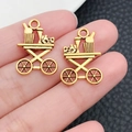 Vintage goudkleurige bedeltjes in de vorm van een serveerwagen voor DIY-sieraden - Wijnserveerwagen (20755)