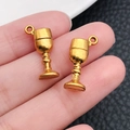 Paar vintage gouden wijnbeker hangers van legering met lussen voor DIY-sieraden - Wijnglas (20757)