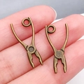 Mini colgantes de alicates industriales de bronce para collares y llaveros DIY - Alicates de Bronce Antiguo (17385)