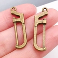 Mini dijes de sierra de bronce vintage para joyería DIY y llaveros sobre una mano - Sierra de Bronce Antiguo (17389)