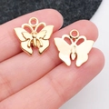 Par de colgantes de mariposa dorada calada para joyería DIY sobre un dedo humano - Estilo Mariposa Oro KC (20138) / 16.4x16mm