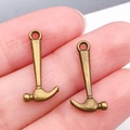 Colgantes de martillo de bronce para collares DIY mostrados a mano para escala - Martillo de Bronce Antiguo (20436)