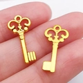 Set de dos colgantes de llave vintage dorados con detalles de filigrana para joyas DIY - Llave Pequeña Oro Antiguo (20746)
