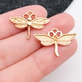 Colgante de libélula dorada en aleación para joyería DIY, diseño tallado realista - Estilo Libélula Oro KC (20144) / 22x16mm