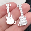 Colgantes de guitarra eléctrica plateados en metal pulido con detalles para joyas DIY - Guitarra (20908)