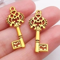 Colgantes vintage de aleación de oro antiguo con forma de llave y calados para bisutería - Llave de Oro Antiguo (20946)