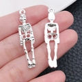 Colgante de esqueleto de aleación plateada para joyas DIY y accesorios de Halloween - Esqueleto (20122) / 1 Unidad (9x39mm) / Plata Brillante