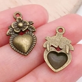 Vintage bronzen hartvormige hanger met bloemenreliëf voor DIY-sieraden maken - Antiek Brons Hart met Bloem (19952)