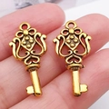 Colgantes de llave dorada vintage en aleación con volutas barrocas para joyas DIY - Llave de Oro Antiguo (20948)